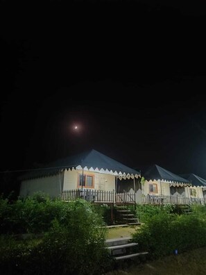 Premium Cottage | Desk, laptop workspace