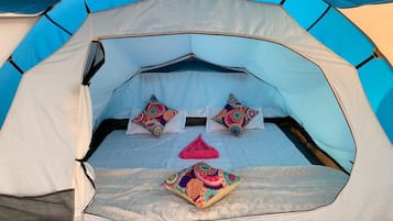 Tenda de campanya estàndard | 1 dormitori, escriptori i espai de treball apte per a portàtils
