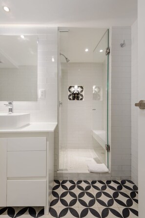 Regadera, secadora de cabello, toallas