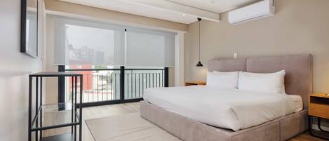 1 habitación, escritorio, tabla de planchar con plancha y wifi