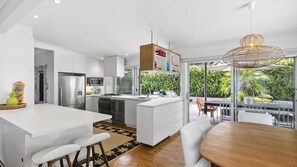 Mikrovågsugn, ugn, spishäll och diskmaskin