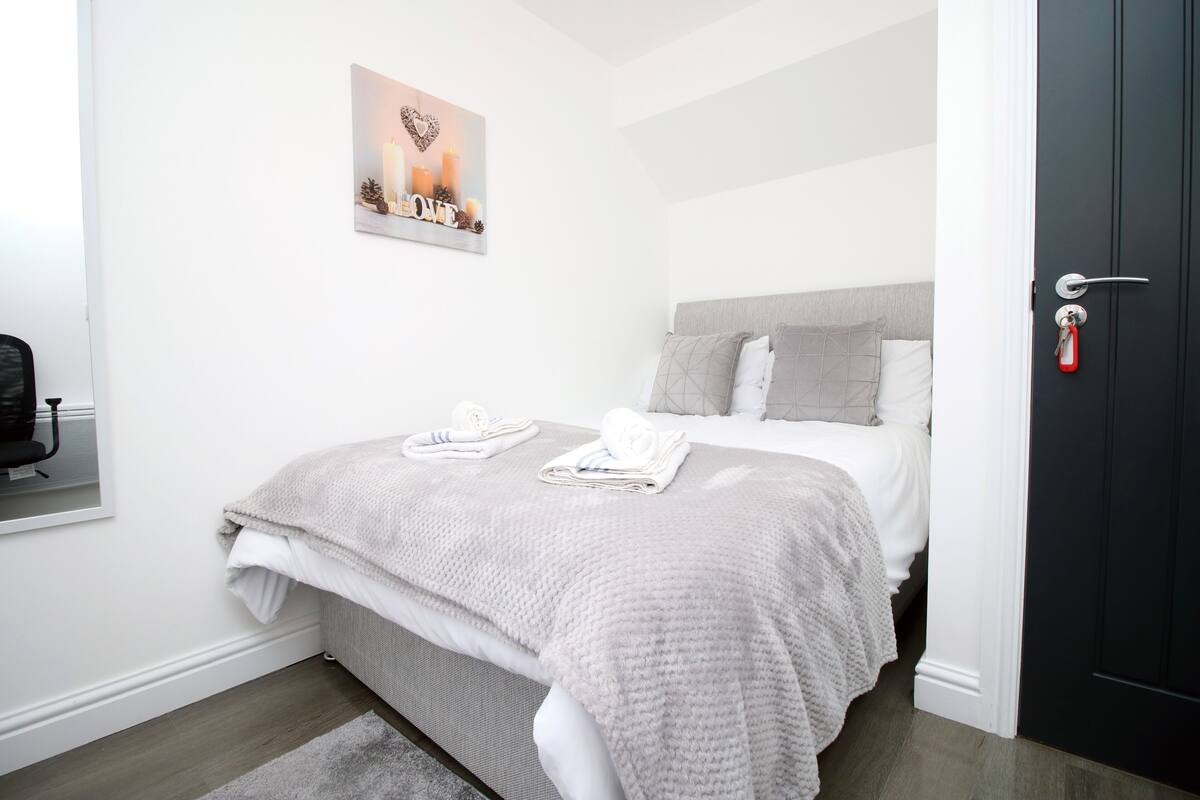 Cardiff Private Double Room + Shared Bathroom + Wi-Fi + On-Street Parking (3) | Tabla de planchar con plancha, wifi gratis, mobiliario individual