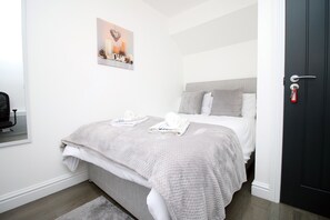 Cardiff Private Double Room + Shared Bathroom + Wi-Fi + On-Street Parking (3) | 獨特裝修、熨斗/熨衫板、免費 Wi-Fi