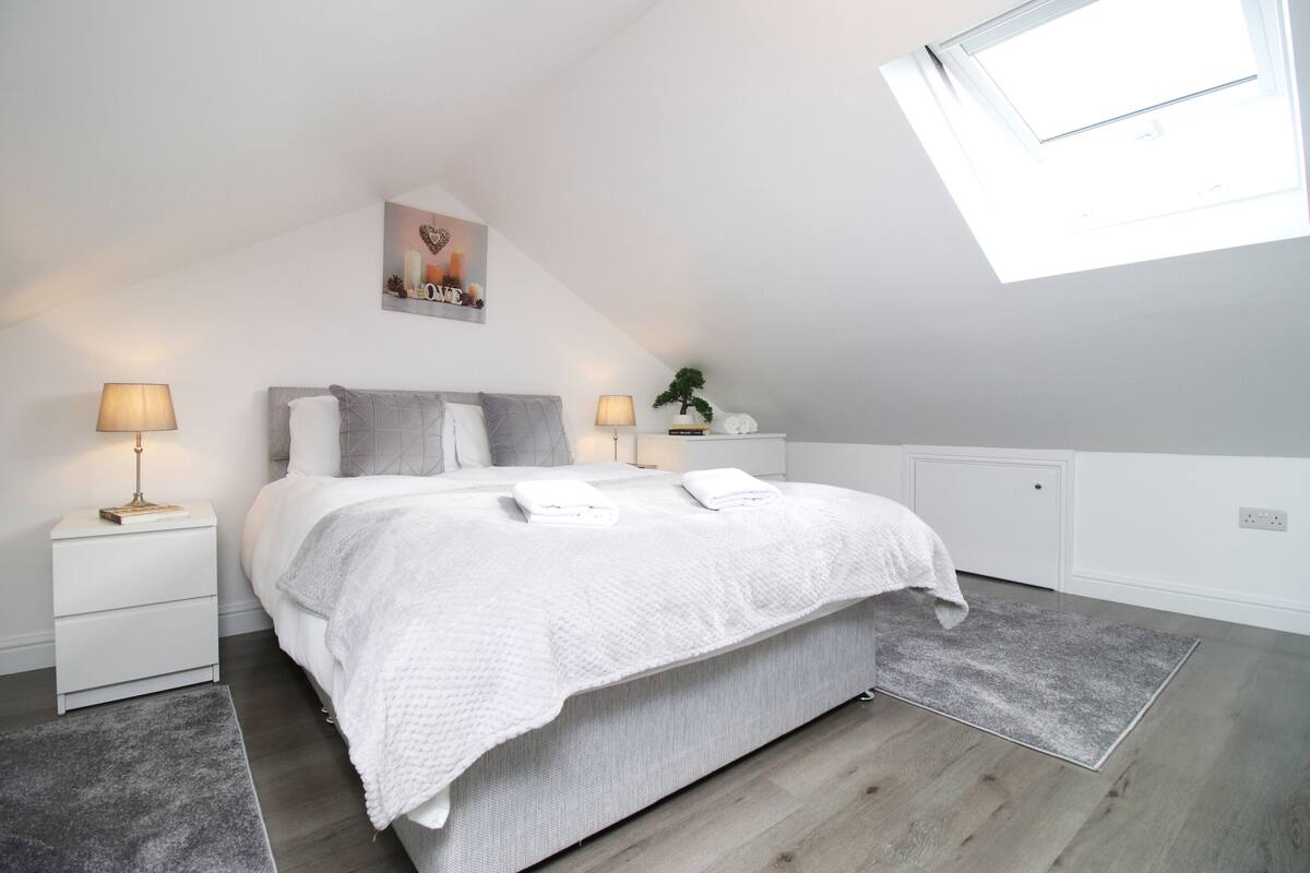 Cardiff Private Double Room + Shared Bathroom + Wi-Fi + On-Street Parking (4) | Tabla de planchar con plancha, wifi gratis, mobiliario individual