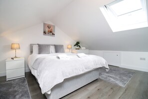 Individually furnished, iron/ironing board, free WiFi - Cardiff Private Double Rooms with Shared Bathroom Wi-Fi and Free On-Street Parking (Cardiff)