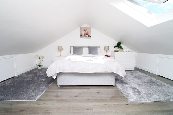 Cardiff Private Double Room + Shared Bathroom + Wi-Fi + On-Street Parking (4) | Individually furnished, iron/ironing board, free WiFi - Cardiff Private Double Rooms with Shared Bathroom Wi-Fi and Free On-Street Parking (Cardiff)