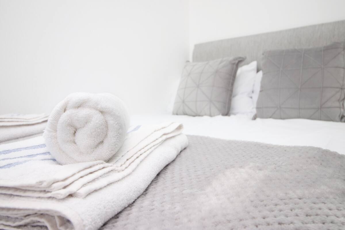 Cardiff Private Double Room + Shared Bathroom + Wi-Fi + On-Street Parking (2) | Tabla de planchar con plancha, wifi gratis, mobiliario individual