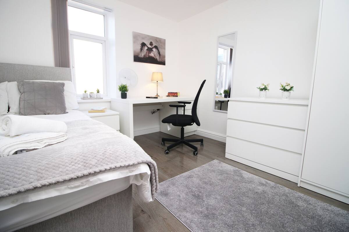 Cardiff Private Double Room + Shared Bathroom + Wi-Fi + On-Street Parking (1) | Tabla de planchar con plancha, wifi gratis, mobiliario individual