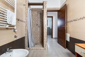 Apartment | Bathroom | Shower, rainfall showerhead, hair dryer, towels - 3664 Resort Re Sole - App. Michelle (Grottaglie)