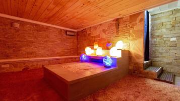 Een sauna, een bubbelbad, lichaamsbehandelingen, body wraps, body scrubs