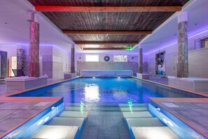 Una piscina cubierta, una piscina al aire libre de temporada