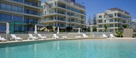 Außenpool, Sonnenschirme, Liegestühle