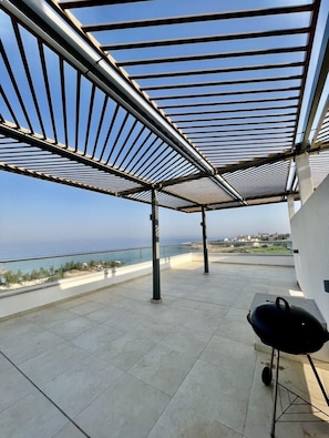 Luxury-Suite, 3 Schlafzimmer, Meerblick, Poolseite | Terrasse/Patio