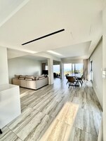 Suite de lujo, 3 habitaciones, vistas al mar, junto a la piscina | Servicio de comidas en la habitación