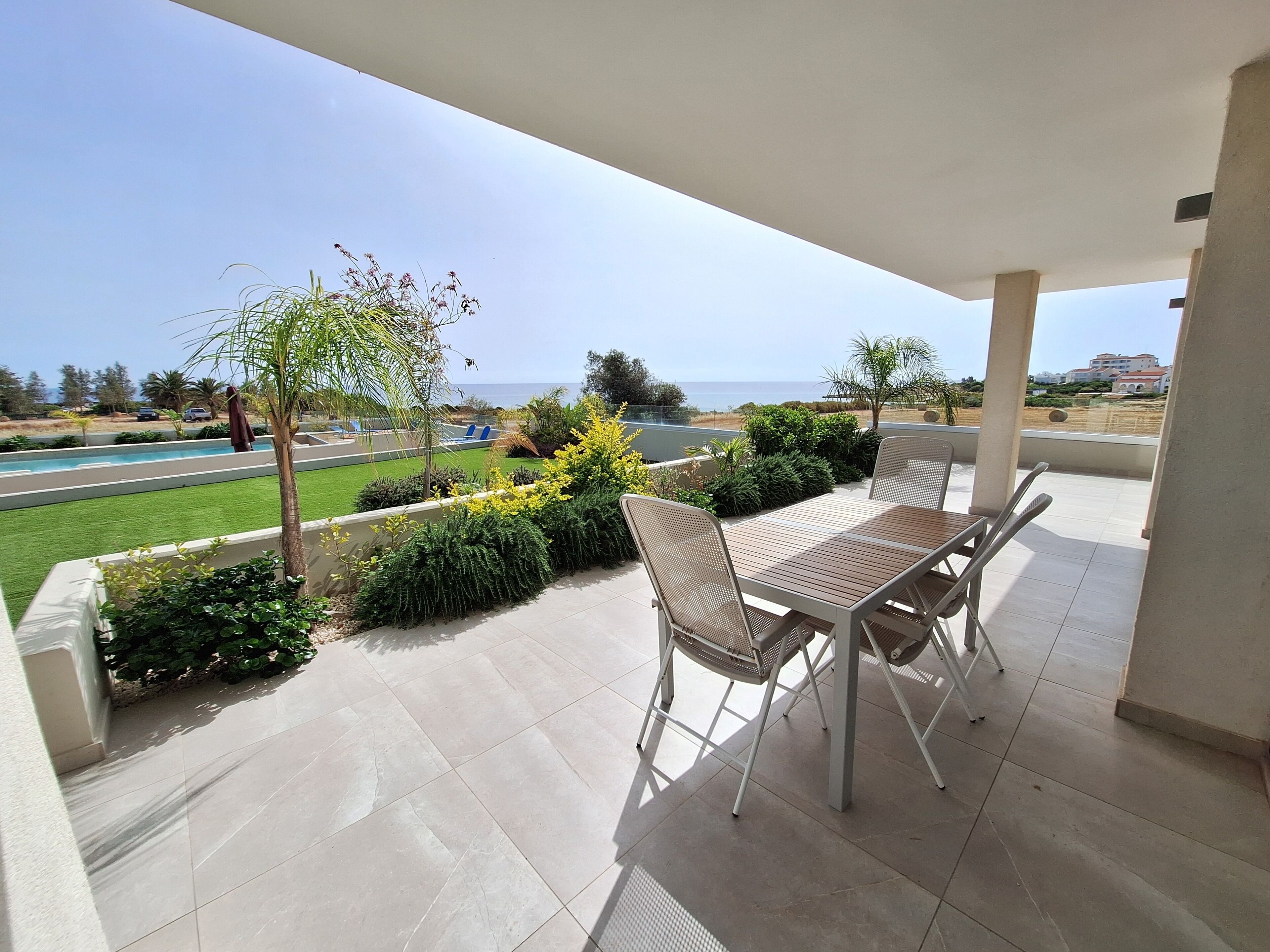 Luxury-Apartment, 3 Schlafzimmer, Poolblick, Erdgeschoss | Terrasse/Patio