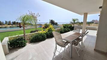 Luxury-Apartment, 3 Schlafzimmer, Poolblick, Erdgeschoss | Terrasse/Patio