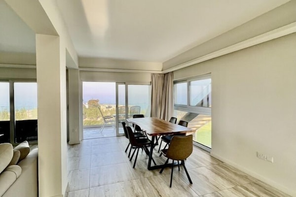 Luxury Suite, 3 Bedrooms, Sea View, Poolside | Ruang tamu