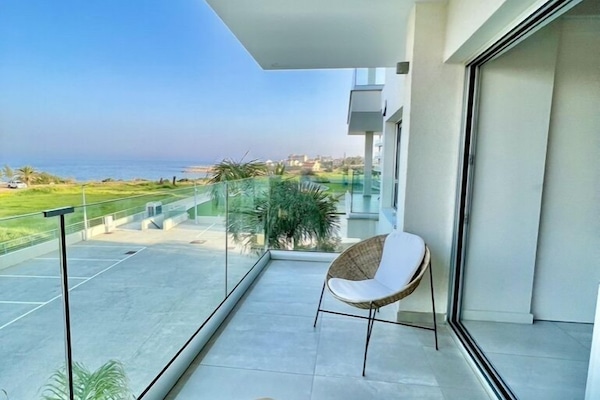 Suite Luxe, 1 chambre, vue mer, en bord de piscine | Terrasse/Patio