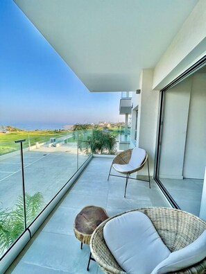 Luksus-suite - 1 soveværelse - havudsigt - ved pool | Terrasse/gårdhave