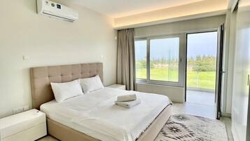 Luxury Suite, 1 Bedroom, Sea View, Poolside | Bathroom | Towels