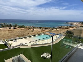 Una piscina al aire libre, sombrillas, tumbonas