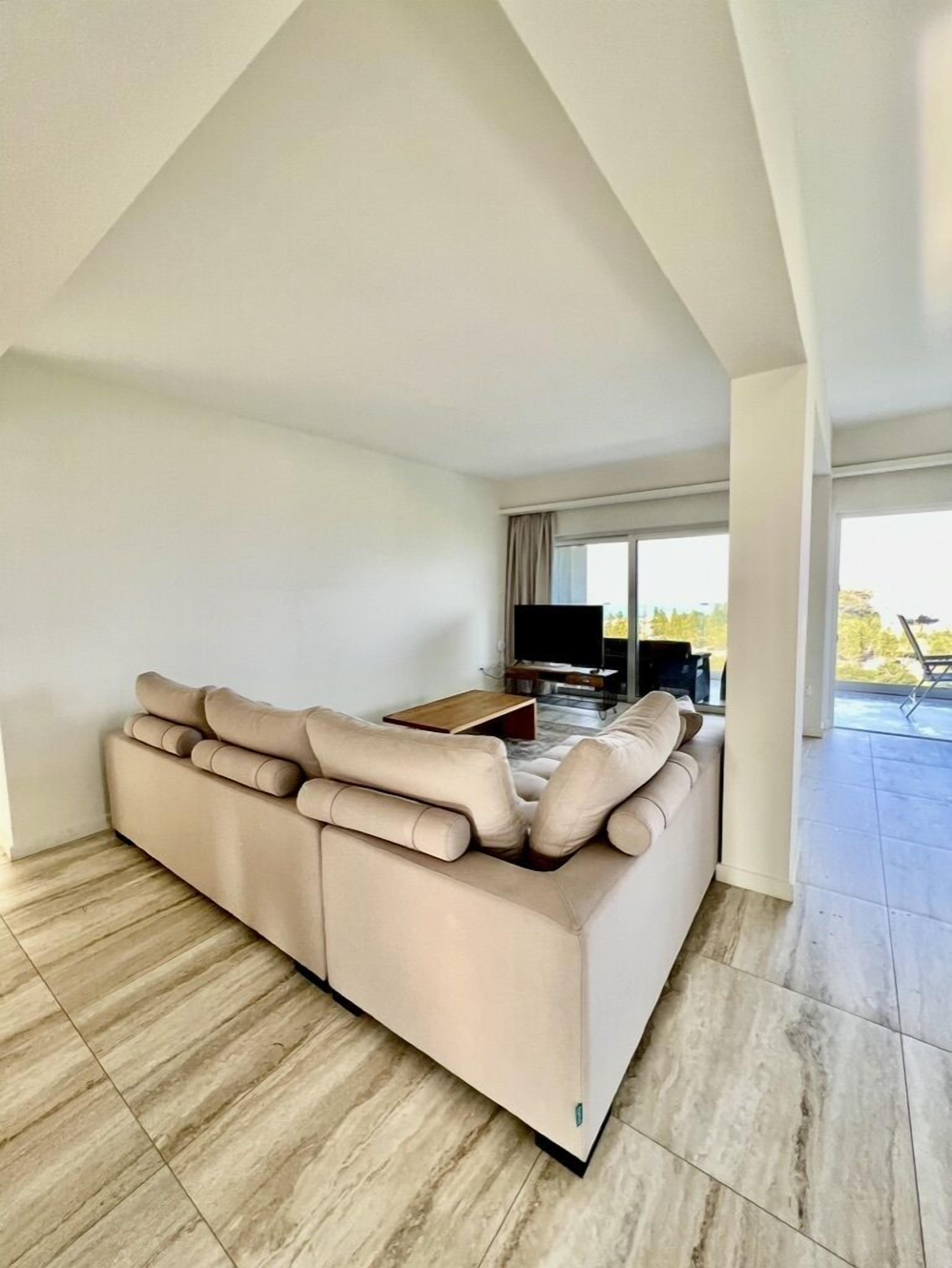 Luxury Suite, 3 Bedrooms, Sea View, Poolside | Living area