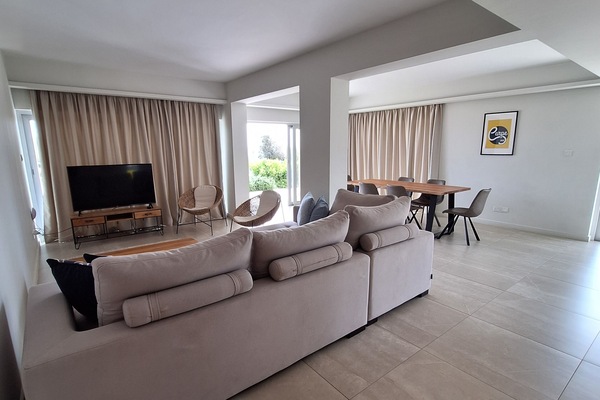 Luxury-Apartment, 3 Schlafzimmer, Poolblick, Erdgeschoss | Wohnbereich