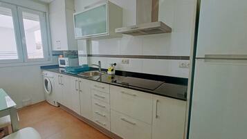 Refrigerador, microondas, parrilla de estufa y cafetera y tetera