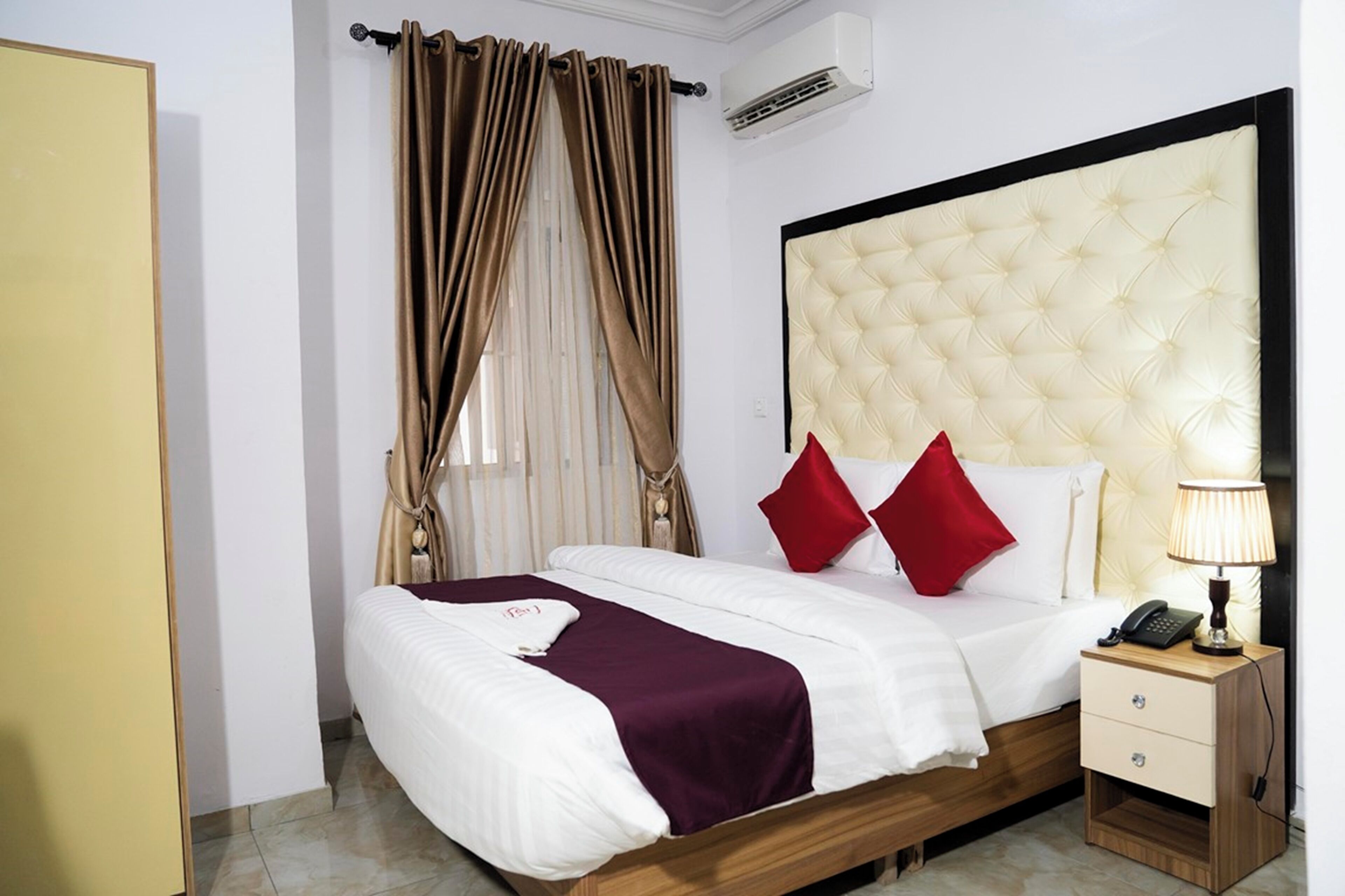Deluxe Room | 1 bedroom, iron/ironing board, free WiFi