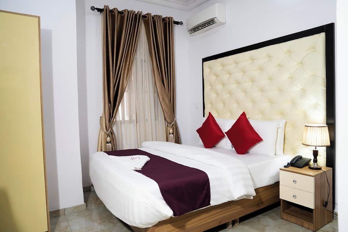 Deluxe Room | 1 bedroom, iron/ironing board, free WiFi