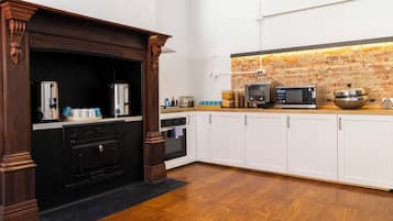 Basic Triple Room | Shared kitchen facilities | Fridge, microwave, dishwasher, toaster