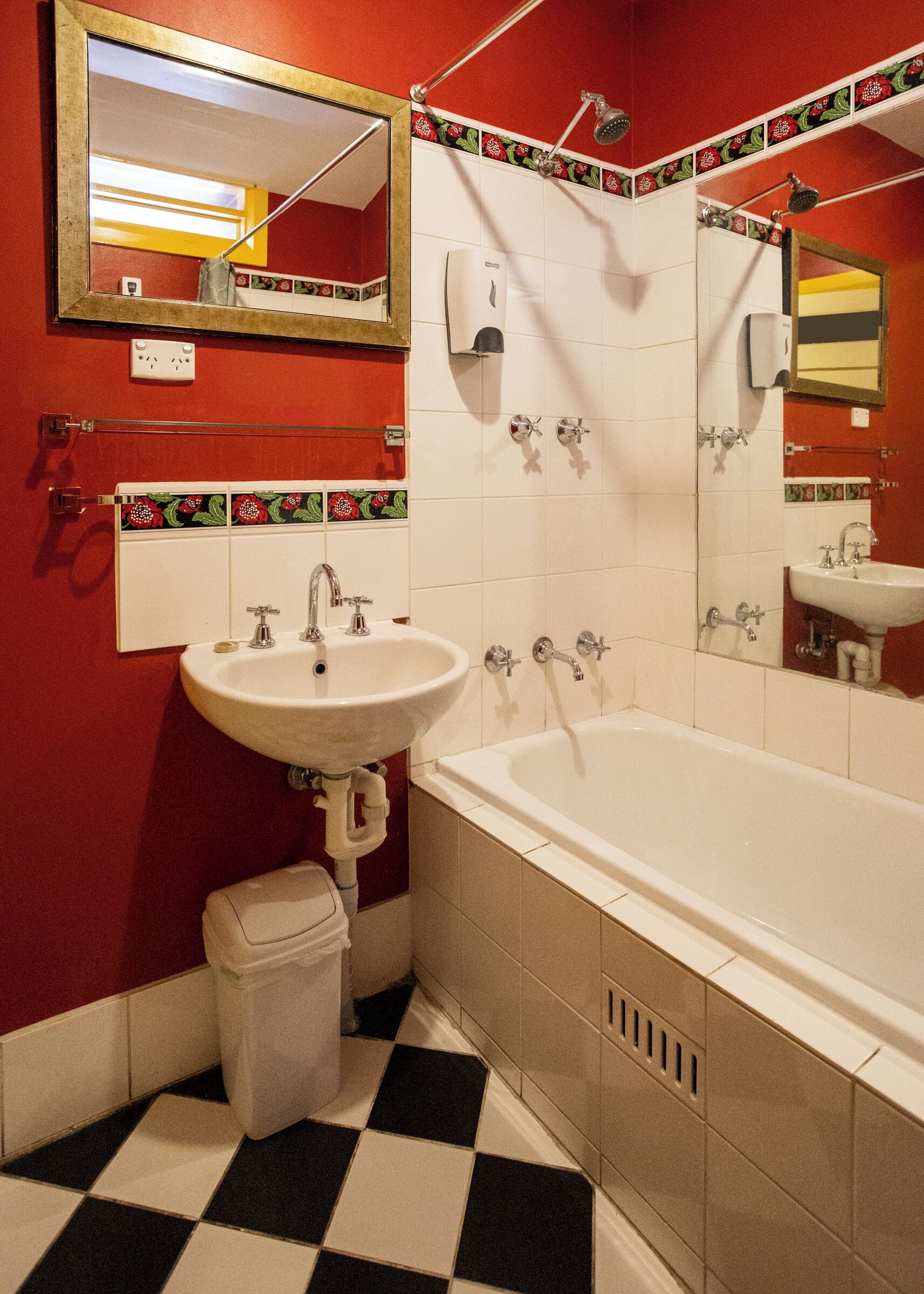 Eenvoudige driepersoonskamer | Badkamer | Een douche, een hydromassagedouche, handdoeken