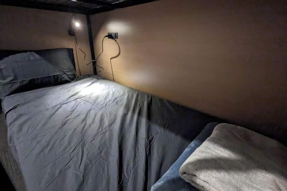 Free WiFi, bed sheets