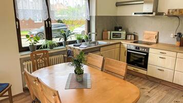 Kühlschrank, Mikrowelle, Ofen, Geschirrspüler