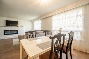 Villa Deluxe, 4 habitaciones, chimenea | Comedor
