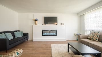 Deluxe Villa, 4 Bedrooms, Fireplace | Living area | 52-inch flat-screen TV with satellite channels, fireplace, Netflix