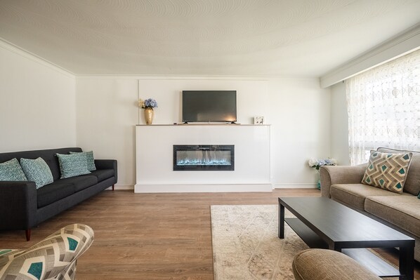Deluxe Villa, 4 Bedrooms, Fireplace | Living area