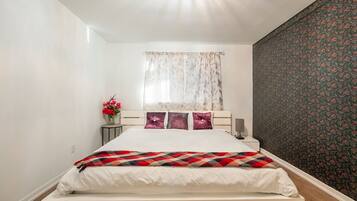 Deluxe Villa, 4 Bedrooms, Fireplace | 4 bedrooms, individually decorated, individually furnished, desk