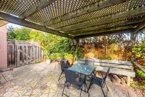 Terrace/patio - GLOBALSTAY Cozy 4 Bedroom House (Aurora)