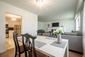 Deluxe Villa, 4 Bedrooms, Fireplace | Dining room