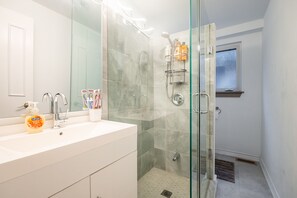 Deluxe Villa, 4 Bedrooms, Fireplace | Bathroom | Free toiletries, hair dryer, towels - GLOBALSTAY Cozy 4 Bedroom House (Aurora)