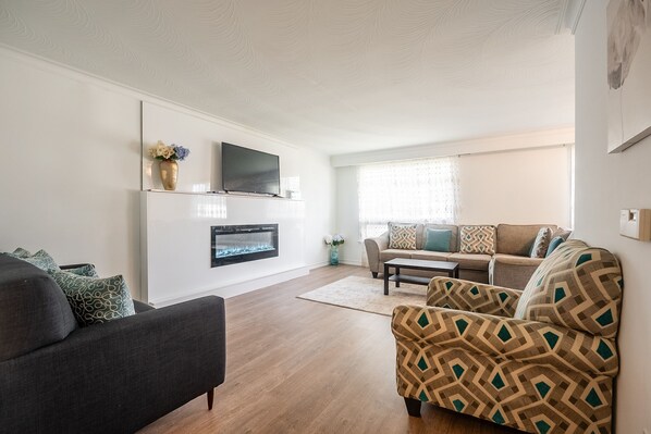 Deluxe Villa, 4 Bedrooms, Fireplace | Living area