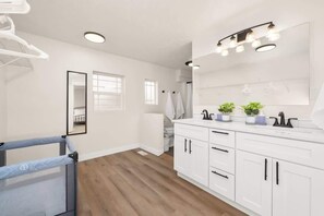 Shower, hair dryer, towels - Newly Renovated Comfy Retreat! (Spokane)