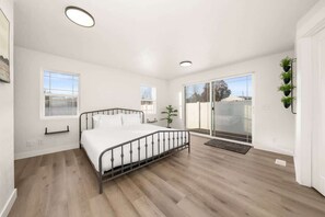 4 bedrooms, desk, travel cot, WiFi - Newly Renovated Comfy Retreat! (Spokane)