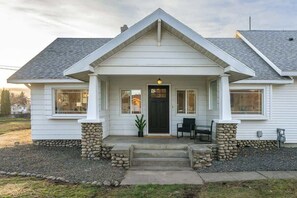 Exterior - Newly Renovated Comfy Retreat! (Spokane)