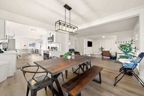 Dining - Newly Renovated Comfy Retreat! (Spokane)