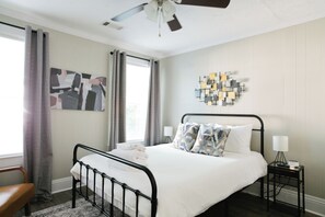 3 slaapkamers, een bureau, een strijkplank/strijkijzer, gratis wifi