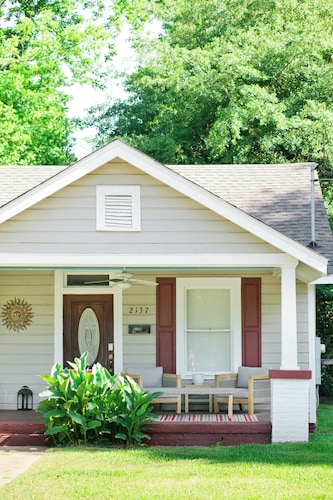 Modern 3BR Retreat | Pet-Friendly Outdoor Space
