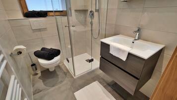 Dusche, Handtücher, Toilettenpapier