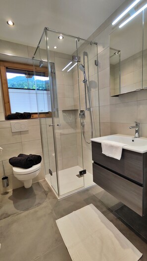 Shower, towels, toilet paper - Stilvolle Appartement Schöllerberg im Herzen Tirols (Buch)